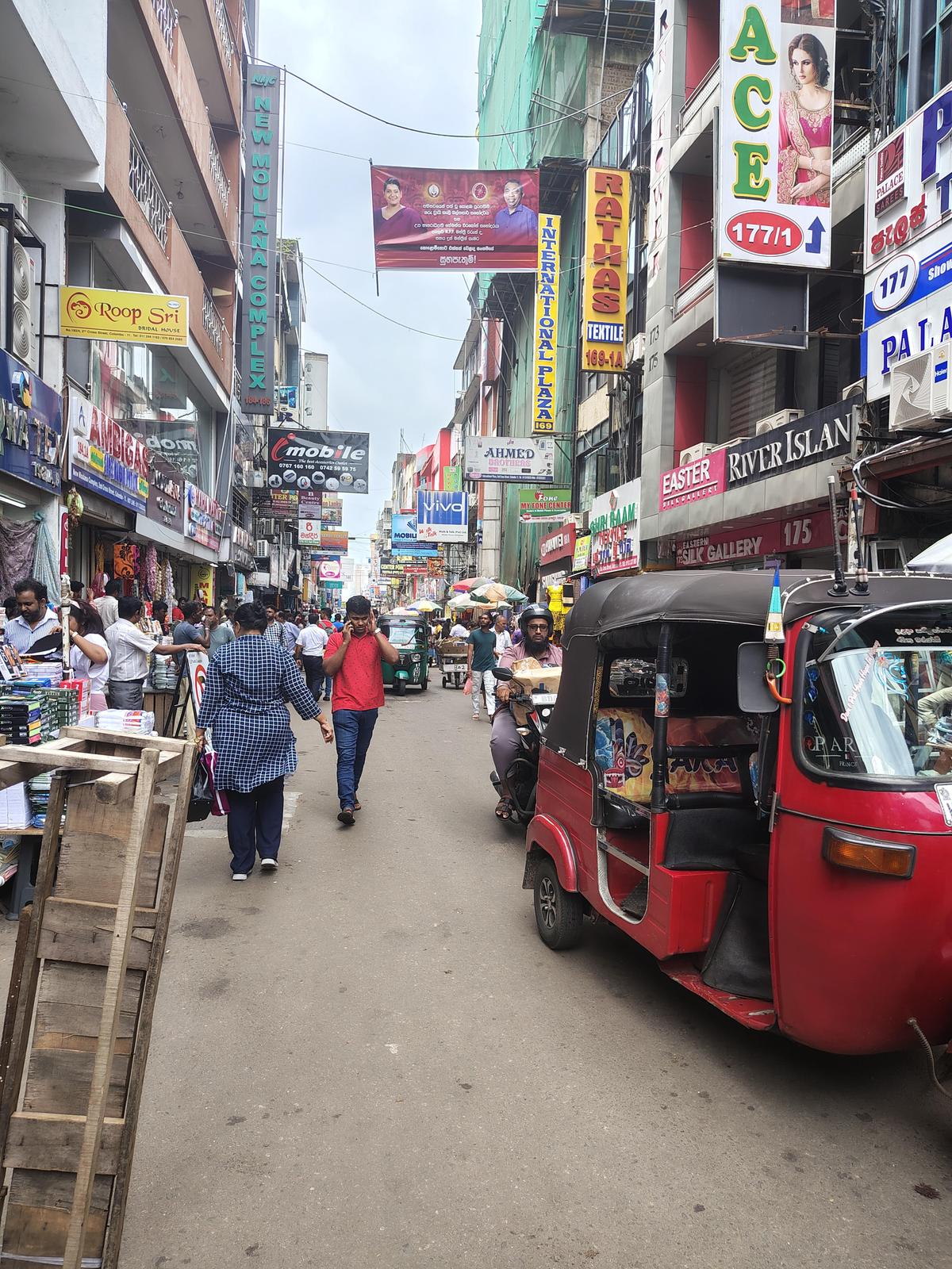 Colombo by Walking